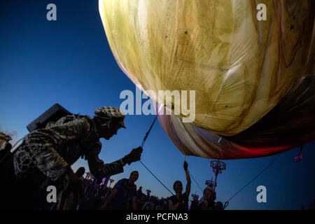 Moskau, Russland. 1., August 2018. Die Space Odyssey zeigen die Zahlen, die von Les Placticiens auf die Inspiration Festival 2018 am Moskauer Nationalen Ausstellung von wirtschaftlichen Leistungen (VDNKh), Russland Credit: Nikolay Winokurow/Alamy leben Nachrichten Stockfoto