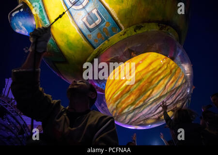 Moskau, Russland. 1., August 2018. Die Space Odyssey zeigen die Zahlen, die von Les Placticiens auf die Inspiration Festival 2018 am Moskauer Nationalen Ausstellung von wirtschaftlichen Leistungen (VDNKh), Russland Credit: Nikolay Winokurow/Alamy leben Nachrichten Stockfoto