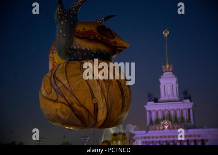 Moskau, Russland. 1., August 2018. Die Space Odyssey zeigen die Zahlen, die von Les Placticiens auf die Inspiration Festival 2018 am Moskauer Nationalen Ausstellung von wirtschaftlichen Leistungen (VDNKh), Russland Credit: Nikolay Winokurow/Alamy leben Nachrichten Stockfoto