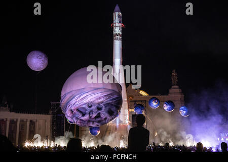 Moskau, Russland. 1., August 2018. Die Space Odyssey zeigen die Zahlen, die von Les Placticiens auf die Inspiration Festival 2018 am Moskauer Nationalen Ausstellung von wirtschaftlichen Leistungen (VDNKh), Russland Credit: Nikolay Winokurow/Alamy leben Nachrichten Stockfoto