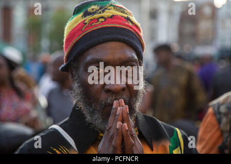 London, Großbritannien 1. August 2018 ein Mann in Windrush Square, Brixton im März ganzheitliche reparatory Gerechtigkeit für die Afrikanische Holocaust zu verlangen. Credit: Thabo Jaiyesimi/Alamy leben Nachrichten Stockfoto