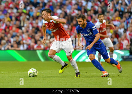 Dublin, Irland. 1 Aug, 2018. Mesut Ozil von Arsenal läuft von Cesc Fabergas von Chelsea während der Chelsea v Arsenal internationalen Champions Cup im Aviva Stadium. Credit: Ben Ryan/SOPA Images/ZUMA Draht/Alamy leben Nachrichten Stockfoto