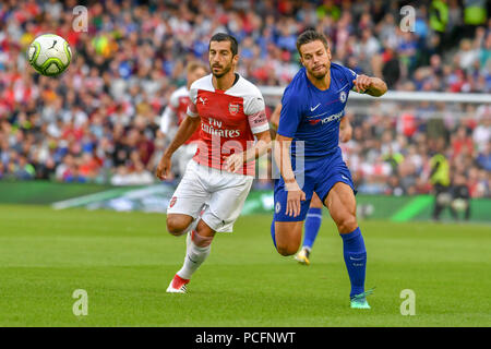 Dublin, Irland. 1 Aug, 2018. Chelsea Kapitän Cesar Azpilicueta Verfolgungsjagden des Arsenal Henrikh Mkhitaryan während der Chelsea v Arsenal internationalen Champions Cup im Aviva Stadium. Credit: Ben Ryan/SOPA Images/ZUMA Draht/Alamy leben Nachrichten Stockfoto