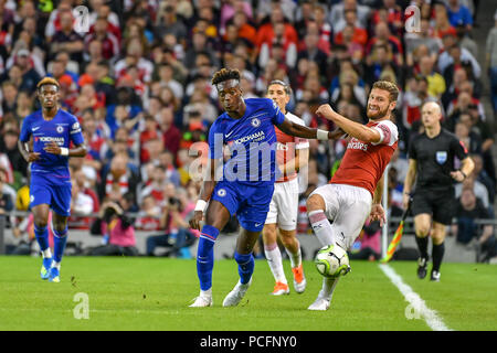 Dublin, Irland. 1 Aug, 2018. Tiémoué Bakayoko von Chelsea fouls Shkodran Mustafi von Arsenal im Chelsea v Arsenal internationalen Champions Cup im Aviva Stadium. Credit: Ben Ryan/SOPA Images/ZUMA Draht/Alamy leben Nachrichten Stockfoto