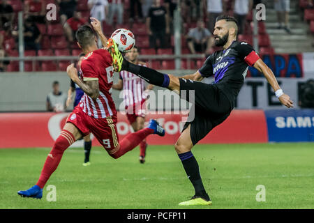 Piräus, Griechenland. 1 Aug, 2018. Olympiakos Piräus' Miguel Angel Guerrero (L) Mias mit Leganes' Dimitris Siovas während der freundliche Fußball Spiel in Piräus, Griechenland, Aug 1, 2018. Credit: Panagiotis Moschandreou/Xinhua/Alamy leben Nachrichten Stockfoto