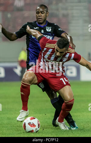 Piräus, Griechenland. 1 Aug, 2018. Olympiakos Piräus' Omar Elabdellaoui (vorne) Mias mit Leganes' Diego Rolan Silva während der freundliche Fußball Spiel in Piräus, Griechenland, Aug 1, 2018. Credit: Panagiotis Moschandreou/Xinhua/Alamy leben Nachrichten Stockfoto