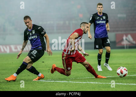 Piräus, Griechenland. 1 Aug, 2018. Olympiakos Piräus' Kostas Fortounis (C) Mias mit Leganes' Raul Carnero während der freundliche Fußball Spiel in Piräus, Griechenland, Aug 1, 2018. Credit: Panagiotis Moschandreou/Xinhua/Alamy leben Nachrichten Stockfoto