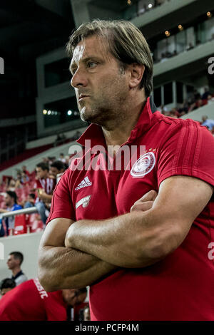 Piräus, Griechenland. 1 Aug, 2018. Olympiakos Piräus' Head Coach Pedro Martins reagiert vor dem freundlich Fußballspiel zwischen Olympiakos Piräus und Leganes in Piräus, Griechenland, Aug 1, 2018. Credit: Panagiotis Moschandreou/Xinhua/Alamy leben Nachrichten Stockfoto