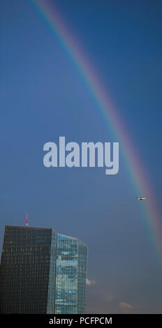 Frankfurt am Main, Deutschland. 01 Aug, 2018. Ein Regenbogen hat über die Europäische Zentralbank (EZB) im Osten von Frankfurt gebildet, während ein Lufthansa Flugzeuge am Flughafen rückt näher. Credit: Arne Dedert/dpa/Alamy leben Nachrichten Stockfoto