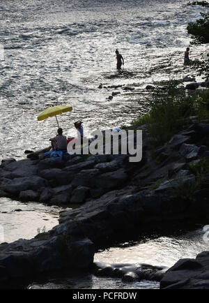 Landsberg am Lech, Deutschland. 01 Aug, 2018. Menschen Abkühlung und an den Wassern des Flusses Lech, die glitzernden im Abendlicht. Foto: Karl-Josef Hildenbrand/dpa/Alamy leben Nachrichten Stockfoto