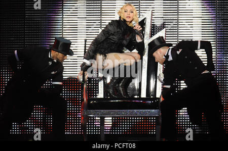 Berlin, Deutschland. 28 Aug, 2008. US-Sängerin Madonna (C) Führt bei ihrem Konzert im "Olympiastadion" in Berlin, Deutschland, 28. August 2008. Nach Angaben der Veranstalter rund 50.000 Fans genossen das erste Konzert ihrer 'Sticky & Sweet Tour 2008" in Deutschland. Quelle: Britta Pedersen | Verwendung weltweit/dpa/Alamy leben Nachrichten Stockfoto