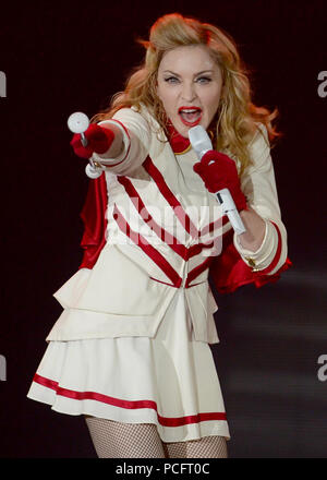 Berlin, Deutschland. 28 Juni, 2012. US-Sängerin Madonna auf der Bühne bei einem Konzert ihrer MDNA World Tour 2012 führt, in Berlin, Deutschland, 28. Juni 2012. Quelle: Britta Pedersen | Verwendung weltweit/dpa/Alamy leben Nachrichten Stockfoto