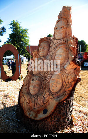 Woodstock, Oxfordshire, UK. 2. Aug 2018. Kettensäge Skulpturen des Countryfile Moderatoren wurden am ersten Tag von Countryfile Leben, wird für vier Tage im Blenheim Palace Bild: Ric Mellis 2/8/2018 Credit: Ric Mellis/Alamy Live News vorgestellt. Stockfoto