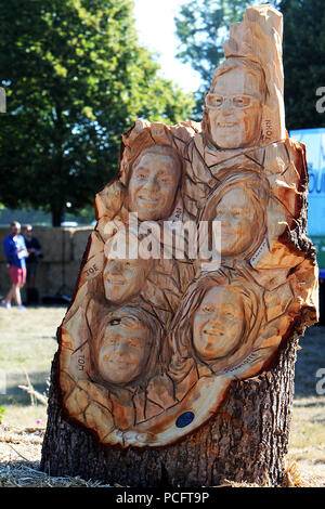 Woodstock, Oxfordshire, UK. 2. Aug 2018. Kettensäge Skulpturen des Countryfile Moderatoren wurden am ersten Tag von Countryfile Leben, wird für vier Tage im Blenheim Palace Bild: Ric Mellis 2/8/2018 Credit: Ric Mellis/Alamy Live News vorgestellt. Stockfoto