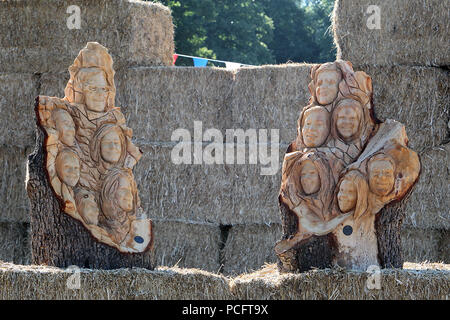 Woodstock, Oxfordshire, UK. 2. Aug 2018. Kettensäge Skulpturen des Countryfile Moderatoren wurden am ersten Tag von Countryfile Leben, wird für vier Tage im Blenheim Palace Bild: Ric Mellis 2/8/2018 Credit: Ric Mellis/Alamy Live News vorgestellt. Stockfoto