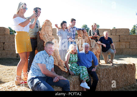 Woodstock, Oxfordshire, UK. 2. Aug 2018. Die Countryfile Moderatoren pose mit der Kettensäge Skulpturen des, Sie alle, die am ersten Tag der Countryfile Leben, wird für vier Tage im Blenheim Palace Bild: Ric Mellis 2/8/2018 Credit: Ric Mellis/Alamy Leben Nachrichten vorgestellt wurden Stockfoto