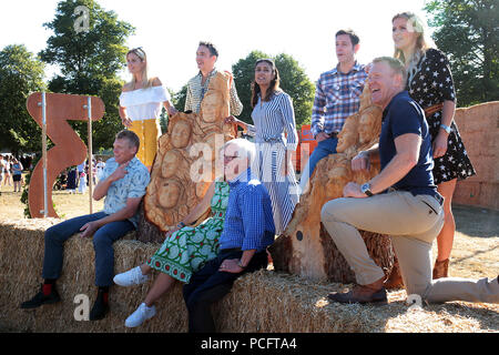 Woodstock, Oxfordshire, UK. 2. Aug 2018. Die Countryfile Moderatoren pose mit der Kettensäge Skulpturen des, Sie alle, die am ersten Tag der Countryfile Leben, wird für vier Tage im Blenheim Palace Bild: Ric Mellis 2/8/2018 Credit: Ric Mellis/Alamy Leben Nachrichten vorgestellt wurden Stockfoto