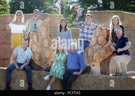 Woodstock, Oxfordshire, UK. 2. Aug 2018. Die Countryfile Moderatoren pose mit der Kettensäge Skulpturen des, Sie alle, die am ersten Tag der Countryfile Leben, wird für vier Tage im Blenheim Palace Bild: Ric Mellis 2/8/2018 Credit: Ric Mellis/Alamy Leben Nachrichten vorgestellt wurden Stockfoto