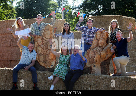 Woodstock, Oxfordshire, UK. 2. Aug 2018. Die Countryfile Moderatoren pose mit der Kettensäge Skulpturen des, Sie alle, die am ersten Tag der Countryfile Leben, wird für vier Tage im Blenheim Palace Bild: Ric Mellis 2/8/2018 Credit: Ric Mellis/Alamy Leben Nachrichten vorgestellt wurden Stockfoto