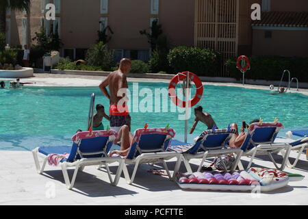 Britische Touristen im Ausland in Almeria, Spanien Stockfoto