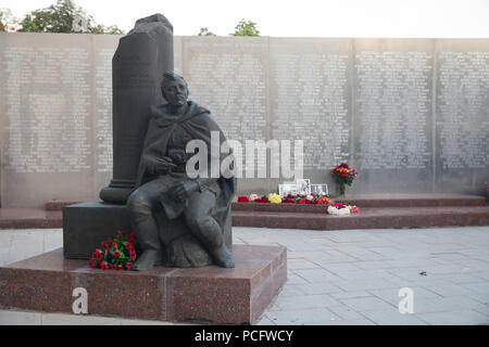 Moskau, Russland. 1. August, 2018. Blumen in der Nähe der Zentralen Haus der Journalisten im Speicher der drei russischen Journalisten getötet in der Zentralafrikanischen Republik (CAR), von rechts: der Journalist Halil Kirill Radchenko Dzhemal, Kameramann und Produzent Alexander Rastorguyev. Credit: Victor Vytolskiy/Alamy leben Nachrichten Stockfoto