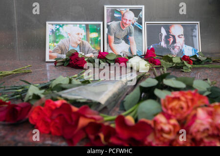 Moskau, Russland. 1. August, 2018. Blumen in der Nähe der Zentralen Haus der Journalisten im Speicher der drei russischen Journalisten getötet in der Zentralafrikanischen Republik (CAR), von rechts: der Journalist Halil Kirill Radchenko Dzhemal, Kameramann und Produzent Alexander Rastorguyev. Credit: Victor Vytolskiy/Alamy leben Nachrichten Stockfoto