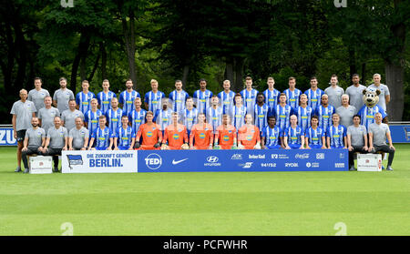 Bundesliga, offiziellen photocall Hertha BSC für die Saison 2018/19 in Berlin, Deutschland: (vordere Reihe L-R) Assistent tem Arzt Admir Hamzagic, torwarttrainer Zsolt Petry, einzelne Coach Andreas Thom, Maximilian Mittelstaedt, Vladimir Darida, Torwart Dennis Smarsch, Torhüter Jonathan Klinsmann, Torhüter Rune Jarstein, Torwart Thomas Kraft, goakeeper Marius Gersbeck, Javairo Dilrosun, Dennis Jastrzembski, Maurice Covic, Sinan Kurt, physio David Del Mel, kitman Robert Abramczyk; (mittlere Reihe L-R) Team Arzt Ullrich Schleicher, Assistant Coach Rainer Widmayer, Haupttrainer Pal Dardai, O Stockfoto