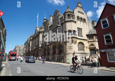 Oxford, Großbritannien, 2. August 2018, wie der herrliche Sommer Sonne weiterhin Einheimische und Besucher genießen alle Sehenswürdigkeiten, die Oxford Oxfordshire zu bieten hat. Obwohl es ist berühmt für seine Universitäten hat es viele andere Orte, um zu sehen, wie der Kanal und Hertford Brücke oft als die Seufzerbrücke bezeichnet. Credit: Keith Larby/Alamy leben Nachrichten Stockfoto