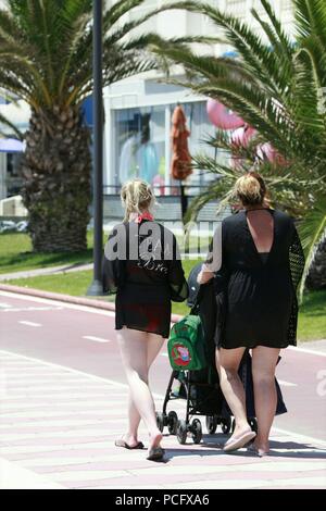 Britische Touristen im Ausland in Almeria, Spanien Stockfoto