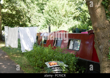 Oxford, Großbritannien, 2. August 2018, wie der herrliche Sommer Sonne hängt weiterhin Waschen trocknen durch eine canalboat in Oxford, Oxfordshire. Obwohl es ist berühmt für seine Universitäten hat es viele andere Orte, um zu sehen, wie der Kanal und Hertford Brücke oft als die Seufzerbrücke bezeichnet. Credit: Keith Larby/Alamy leben Nachrichten Stockfoto