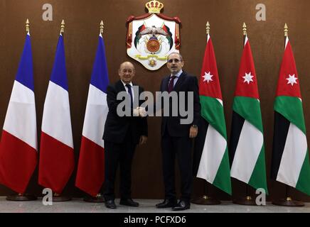 Amman, Jordanien. 2 Aug, 2018. Jordanische Außenminister Ayman al-Safadi (R) schüttelt Hände mit dem französischen Außenminister Jean-Yves Le Drian in Amman, Jordanien, am Aug 2, 2018. Credit: Mohammad Abu Ghosh/Xinhua/Alamy leben Nachrichten Stockfoto