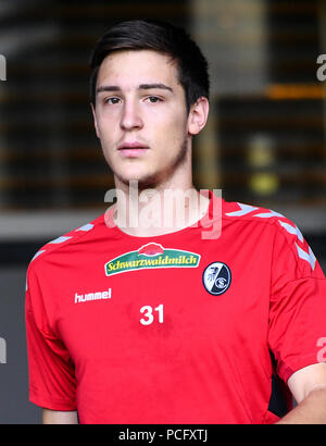 Freiburg, Deutschland. 02 Aug, 2018. Keven Schlotterbeck der SC Freiburg auf der Tonhöhe. Quelle: Patrick Seeger/dpa/Alamy leben Nachrichten Stockfoto