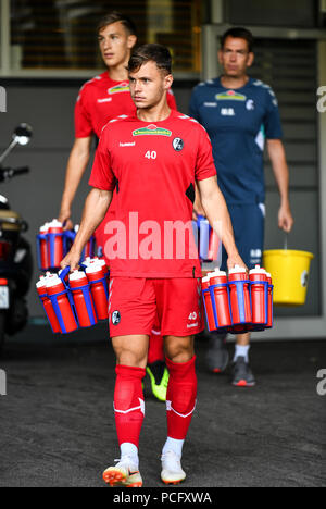 Freiburg, Deutschland. 02 Aug, 2018. Fabian Ruedlin des SC Freiburg, die Wasser Flaschen auf die Tonhöhe. Quelle: Patrick Seeger/dpa/Alamy leben Nachrichten Stockfoto