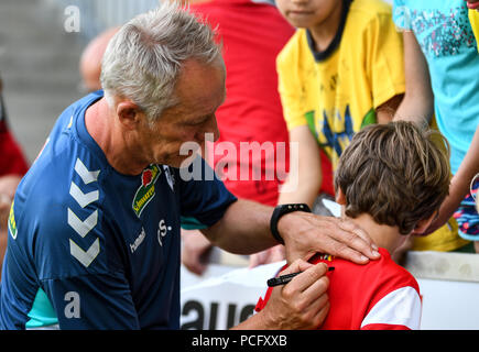 Freiburg, Deutschland. 02 Aug, 2018. Trainer Christian von SC Freiburg Autogramme nach der Schulung. Quelle: Patrick Seeger/dpa/Alamy leben Nachrichten Stockfoto