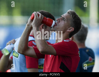 Freiburg, Deutschland. 02 Aug, 2018. Nils Petersen von SC Freiburg trinken während dem Training. Quelle: Patrick Seeger/dpa/Alamy leben Nachrichten Stockfoto