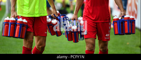 Freiburg, Deutschland. 02 Aug, 2018. Zwei Spieler des SC Freiburg, die Wasser Flaschen auf die Tonhöhe. Quelle: Patrick Seeger/dpa/Alamy leben Nachrichten Stockfoto