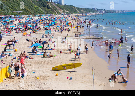 Bournemouth, Dorset, Großbritannien. 2. Aug 2018. UK Wetter: Massen strömen zu den Seaside die heißen, sonnigen Wetter Bournemouth Strände zu genießen. Credit: Carolyn Jenkins/Alamy leben Nachrichten Stockfoto