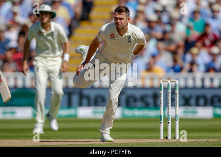 Edgbaston, Birmingham, Großbritannien. 2 Aug, 2018. Internationalen Test Cricket, Specsavers 1. Test, Tag 2, England und Indien; James Anderson kommt in der Schüssel in den ersten über Credit: Aktion plus Sport/Alamy leben Nachrichten Stockfoto