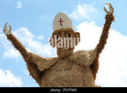 Durrow, Co Laois, Irland. 2. August 2018. Eine Vogelscheuche des Papstes auf Anzeige im Herzen von Durrow, Co Laois, als Teil der jährlichen Scarecrow Festival, das bis zum Wochenende läuft. . Credit: Laura Hutton/Alamy leben Nachrichten Stockfoto