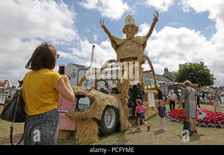 Durrow, Co Laois, Irland. 2. August 2018. Eine Vogelscheuche des Papstes auf Anzeige im Herzen von Durrow, Co Laois, als Teil der jährlichen Scarecrow Festival, das bis zum Wochenende läuft. . Credit: Laura Hutton/Alamy leben Nachrichten Stockfoto