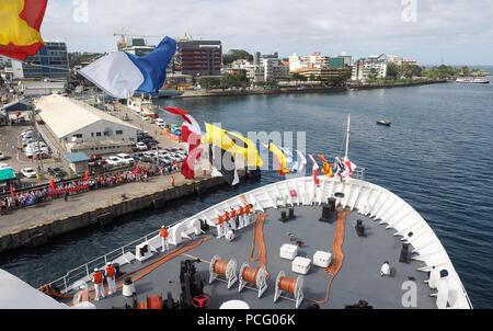 Suva, Fidschi. 2 Aug, 2018. Chinesische Naval Hospital Ship Lade Frieden kommt an der Suva Harbor, Suva, Fidschi, am Aug 2, 2018. Die chinesische Naval Hospital Ship Lade Frieden, die auf Mission Harmonie 2018, am Donnerstag in der fidschianischen Hauptstadt Suva angekommen, Beginn einer achttägigen Goodwill besuchen und humanitäre medizinische Dienst in Fidschi. Credit: Jiang Shan/Xinhua/Alamy leben Nachrichten Stockfoto