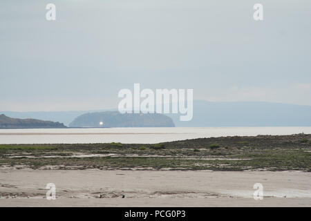 Steile Holm, UK. 2. August 2018. UFO vielleicht so hell leuchten gesehen an steilen Holm im Ärmelkanal, die von den Dichtern Clevedon Spaziergang am Donnerstag Nachmittag. Robert Timoney/Alamy/Live/Aktuelles Stockfoto