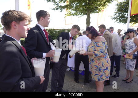 Goodwood, West Sussex, UK 2. August, 2018 kostenlose Erdbeeren und Sahne aus dem Herzog von Richmond - Szenen aus Ladies Day bei "Glorious Goodwood' auf die Sussex Downs, UK Credit: Motofoto/Alamy leben Nachrichten Stockfoto