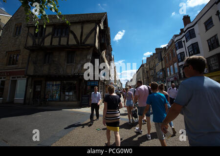 Oxford, Großbritannien, 2. August 2018, wie der herrliche Sommer Sonne weiterhin Einheimische und Besucher genießen alle Sehenswürdigkeiten, die Oxford Oxfordshire zu bieten hat. Obwohl es ist berühmt für seine Universitäten hat es viele andere Orte, um zu sehen, wie der Kanal und Hertford Brücke oft als die Seufzerbrücke bezeichnet. Credit: Keith Larby/Alamy leben Nachrichten Stockfoto