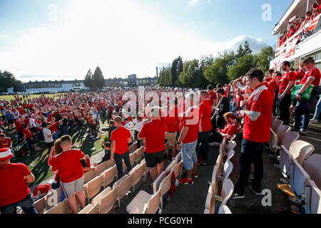 Aberdeen fans Drink an der Cricket Ground neben dem Stadion vor dem UEFA Europa League zweite Qualifikationsrunde zweite Bein Übereinstimmung zwischen Burnley und Aberdeen im Turf Moor am 2. August 2018 in Burnley, England. (Foto von Daniel Chesterton/phcimages.com) Stockfoto