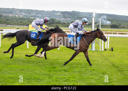 Ffos Las Pferderennbahn, Trimsaran, Wales, UK. Donnerstag, 2. August 2018. Capla Gilda (Jockey Hollie Doyle) gewinnt den Jones Hargreaves Kindergarten Handicap vor Teufel Roc (Jockey Dane O'Neill) Credit: gruffydd Thomas/Alamy leben Nachrichten Stockfoto