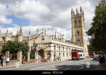 Oxford, Großbritannien, 2. August 2018, wie der herrliche Sommer Sonne weiterhin Einheimische und Besucher genießen alle Sehenswürdigkeiten, die Oxford Oxfordshire zu bieten hat. Obwohl es ist berühmt für seine Universitäten hat es viele andere Orte, um zu sehen, wie der Kanal und Hertford Brücke oft als die Seufzerbrücke bezeichnet. Credit: Keith Larby/Alamy leben Nachrichten Stockfoto