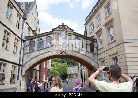 Oxford, Großbritannien, 2. August 2018, wie der herrliche Sommer Sonne weiterhin Einheimische und Besucher genießen alle Sehenswürdigkeiten, die Oxford Oxfordshire zu bieten hat. Obwohl es ist berühmt für seine Universitäten hat es viele andere Orte, um zu sehen, wie der Kanal und Hertford Brücke oft als die Seufzerbrücke bezeichnet. Credit: Keith Larby/Alamy leben Nachrichten Stockfoto