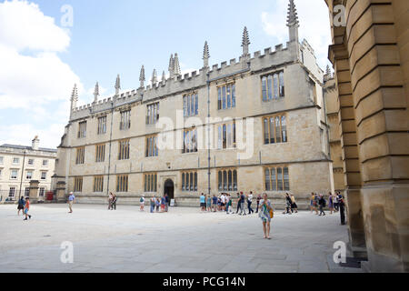 Oxford, Großbritannien, 2. August 2018, wie der herrliche Sommer Sonne weiterhin Einheimische und Besucher genießen alle Sehenswürdigkeiten, die Oxford Oxfordshire zu bieten hat. Obwohl es ist berühmt für seine Universitäten hat es viele andere Orte, um zu sehen, wie der Kanal und Hertford Brücke oft als die Seufzerbrücke bezeichnet. Credit: Keith Larby/Alamy leben Nachrichten Stockfoto