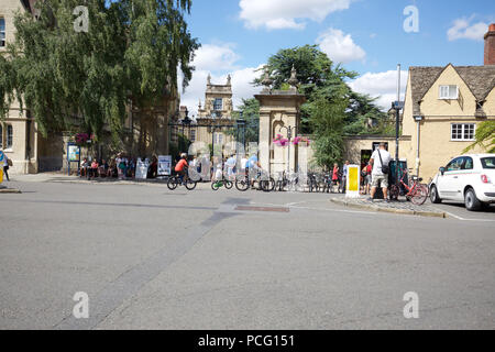 Oxford, Großbritannien, 2. August 2018, wie der herrliche Sommer Sonne weiterhin Einheimische und Besucher genießen alle Sehenswürdigkeiten, die Oxford Oxfordshire zu bieten hat. Obwohl es ist berühmt für seine Universitäten hat es viele andere Orte, um zu sehen, wie der Kanal und Hertford Brücke oft als die Seufzerbrücke bezeichnet. Credit: Keith Larby/Alamy leben Nachrichten Stockfoto